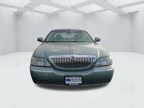 Used 2006 Lincoln Town Car Signature L image 2