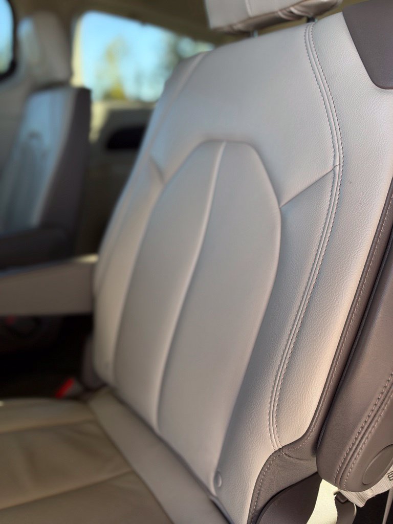 Used 2017 Chrysler Pacifica Touring-L FWD image 38