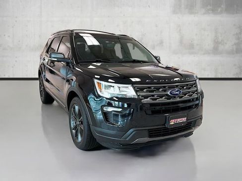 Used 2018 Ford Explorer XLT w/ Equipment Group 202A image 3