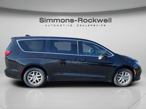 Used 2025 Chrysler Pacifica Select FWD image 6