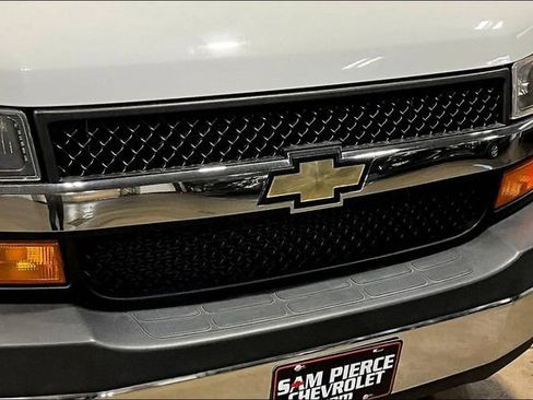 Used 2021 Chevrolet Express 2500 LT w/ LT Preferred Equipment Group RWD image 25