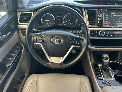 Used 2018 Toyota Highlander XLE AWD/4WD image 14