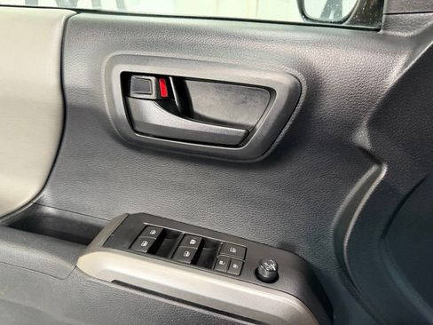 Used 2019 Toyota Tacoma SR5 AWD/4WD image 14