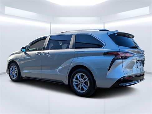 Used 2025 Toyota Sienna Limited image 5
