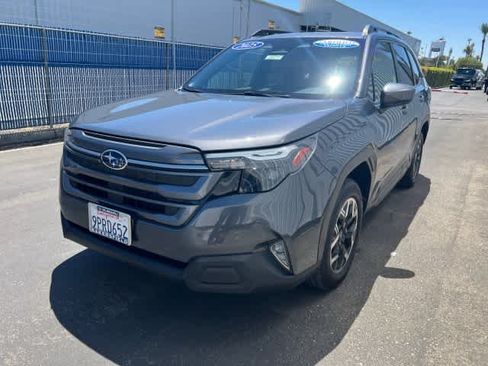 Used 2025 Subaru Forester Premium AWD/4WD image 9