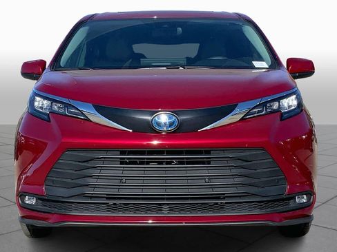 Used 2025 Toyota Sienna XLE image 4