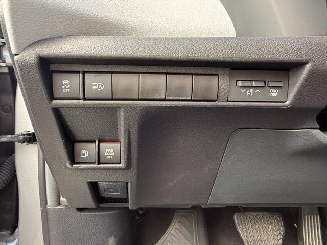 Used 2025 Toyota Sienna XLE FWD image 26