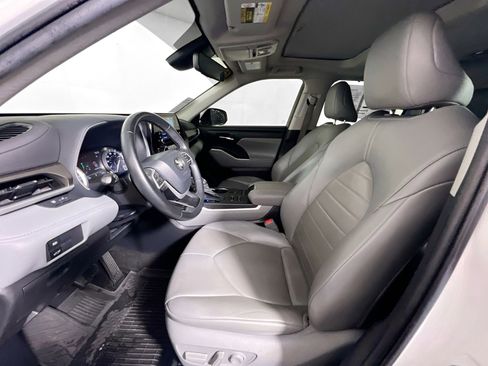 Used 2022 Toyota Highlander XLE image 14
