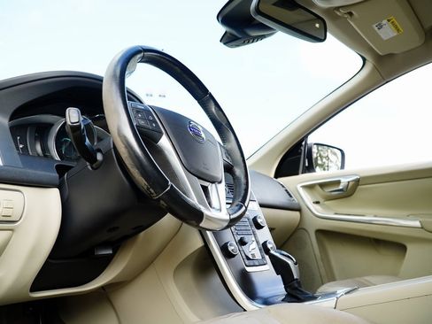 Used 2015 Volvo XC60 T5 Platinum image 12