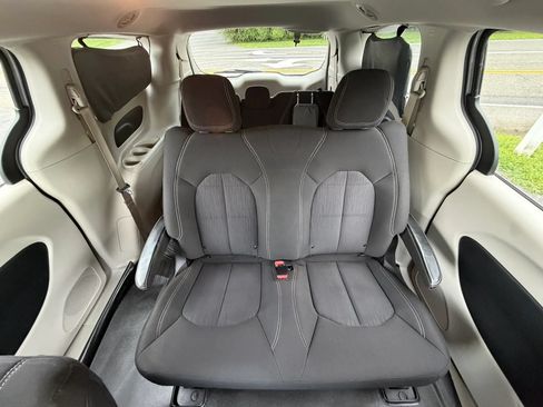 Used 2020 Chrysler Voyager L FWD image 17