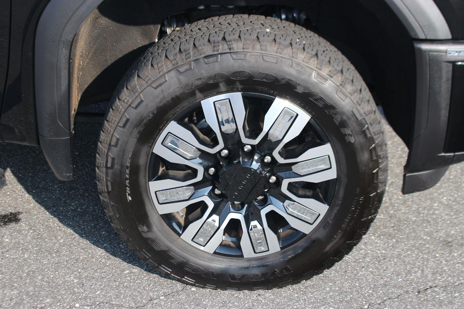 Used 2025 GMC Sierra 2500 Denali w/ Denali Reserve Package AWD/4WD image 36