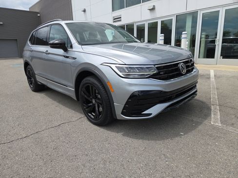 Certified 2023 Volkswagen Tiguan SE R-Line FWD image 30