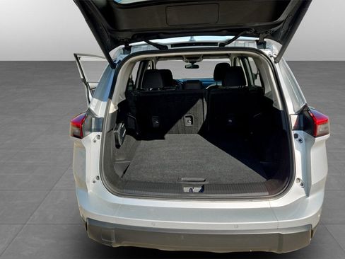 Used 2025 Nissan Rogue SV image 32