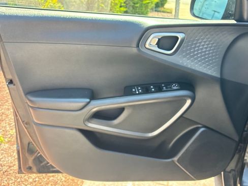 Used 2020 Kia Soul S FWD image 23