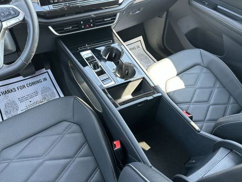 Used 2025 Volkswagen Atlas SE AWD/4WD image 23