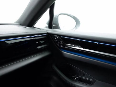 Certified 2025 Porsche Macan Electric image 25