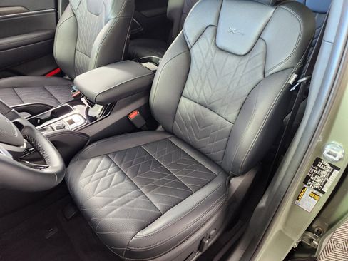 Used 2025 Kia Telluride AWD image 12