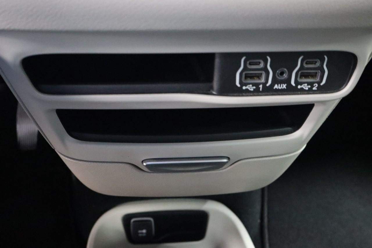 Used 2023 Chrysler Pacifica Touring-L FWD image 18