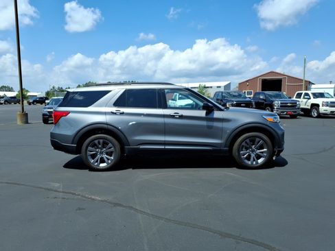 Used 2024 Ford Explorer XLT w/ Equipment Group 202A AWD/4WD image 7