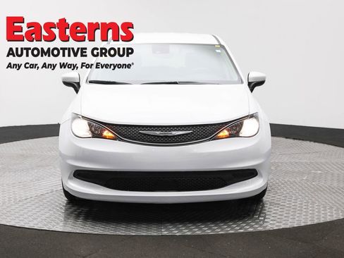 Used 2023 Chrysler Voyager LX image 2