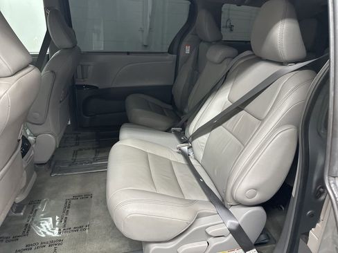 Used 2019 Toyota Sienna XLE FWD image 21