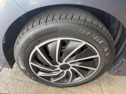 Used 2016 Toyota Corolla LE FWD image 11