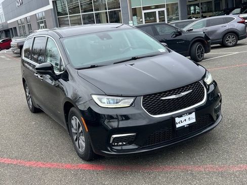 Used 2023 Chrysler Pacifica Touring-L image 5