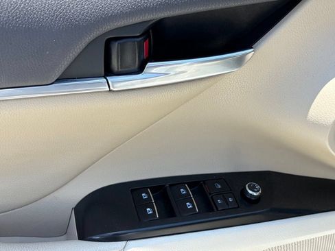 Used 2019 Toyota Camry XLE FWD image 5