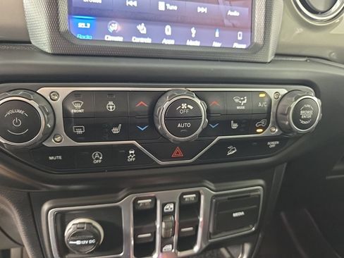 Used 2018 Jeep Wrangler Unlimited Sahara w/ Dual Top Group AWD/4WD image 17