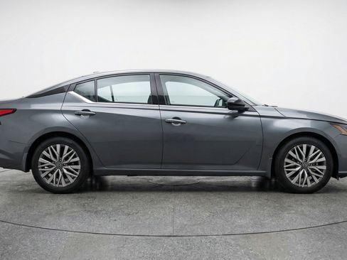 Used 2025 Nissan Altima 2.5 SV image 11