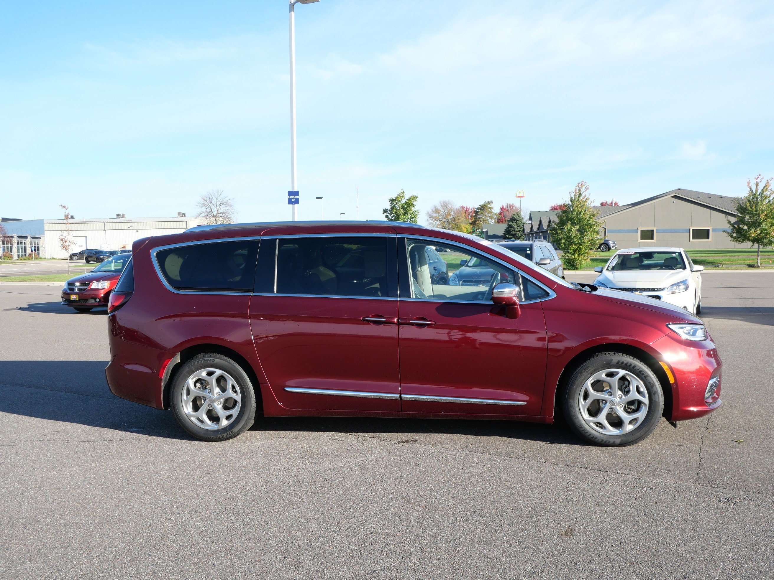 Used 2021 Chrysler Pacifica Limited w/ Uconnect Theater Family Group FWD image 48