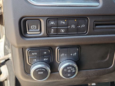 Used 2022 GMC Yukon SLT w/ SLT Premium Package image 16