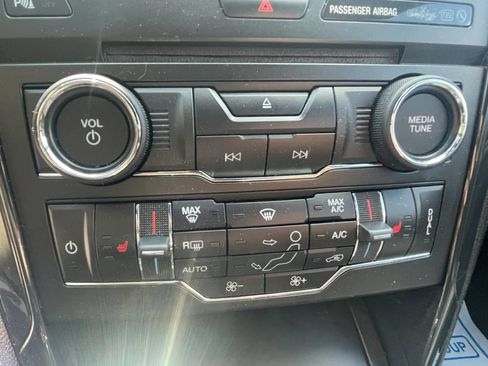 Used 2018 Ford Explorer XLT w/ Equipment Group 202A AWD/4WD image 21