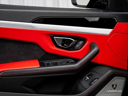 Used 2022 Lamborghini Urus AWD/4WD image 19