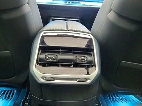 Used 2024 BMW 740i xDrive w/ Premium Package image 41