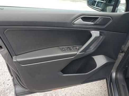 Used 2020 Volkswagen Tiguan SE image 22