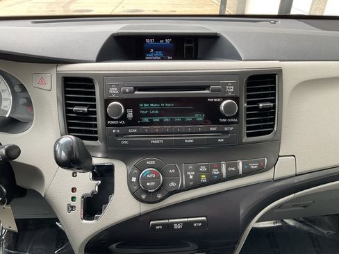 Used 2014 Toyota Sienna SE image 13