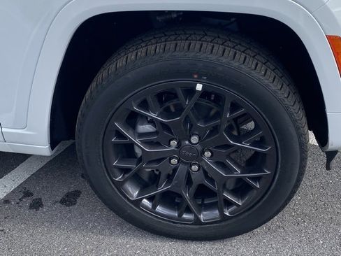 New 2025 Jeep Grand Cherokee Summit image 11