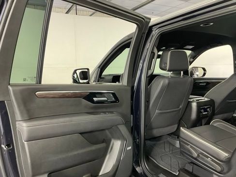 Used 2025 Chevrolet Suburban Premier AWD/4WD image 33