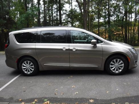 Used 2017 Chrysler Pacifica Touring-L image 4