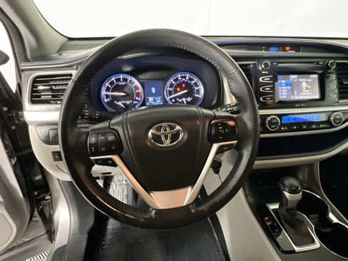 Used 2015 Toyota Highlander Plus FWD image 18