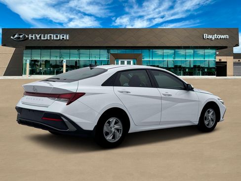 Used 2026 Hyundai Elantra SE FWD image 8