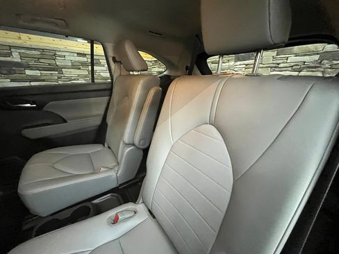 Used 2020 Toyota Highlander XLE AWD/4WD image 50