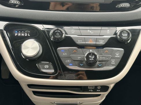 Used 2020 Chrysler Pacifica Touring-L FWD image 20