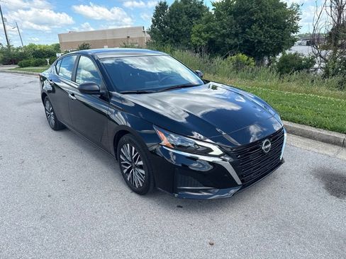 Used 2025 Nissan Altima 2.5 SV FWD image 2