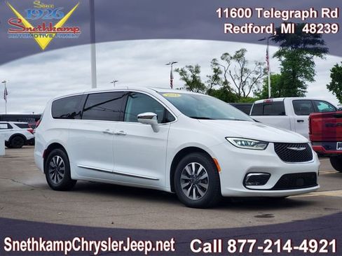 Used 2022 Chrysler Pacifica Limited FWD image 1