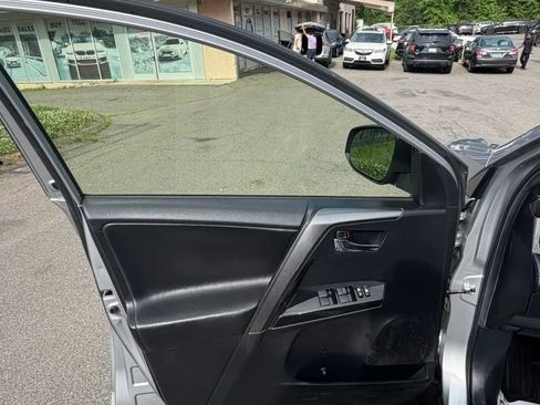 Used 2018 Toyota RAV4 SE AWD/4WD image 9