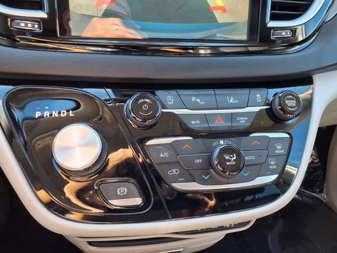 Used 2023 Chrysler Pacifica Touring-L FWD image 22