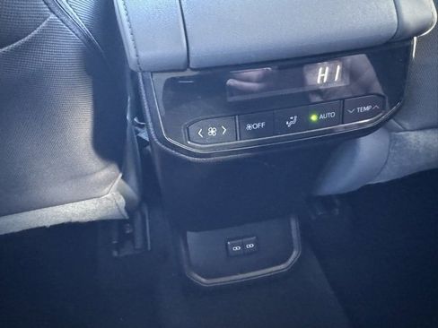 Used 2022 Toyota Highlander LE image 7