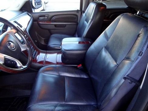 Used 2011 Cadillac Escalade Premium image 24